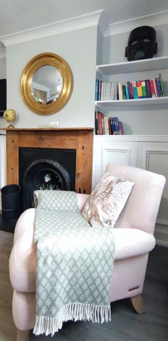 Windsor Cottage: Cosy, Charming, Full Of Character Exterior foto