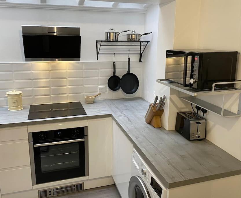Windsor Cottage: Cosy, Charming, Full Of Character Exterior foto