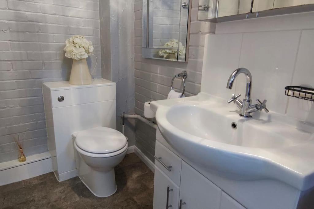 Windsor Cottage: Cosy, Charming, Full Of Character Exterior foto